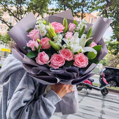 云浮11朵戴安娜粉玫瑰百合，与你一起追逐梦想