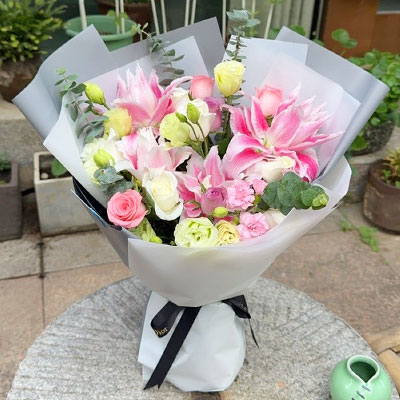 云浮9朵玫瑰混搭百合，爱恋纯真无邪